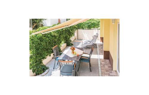 Two-bedroom Apartment In Makarska
