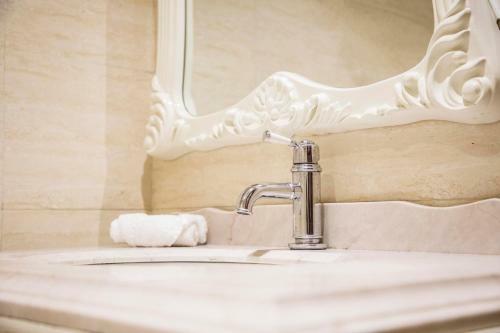 China Manor Hotel & Restaurant