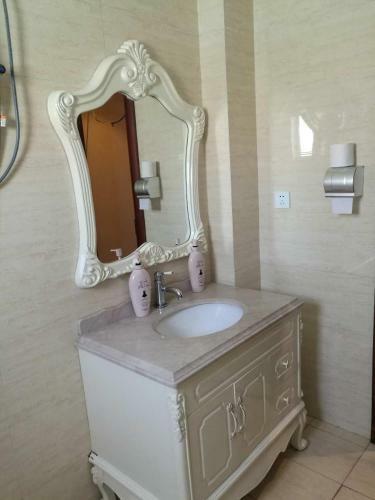 China Manor Hotel & Restaurant