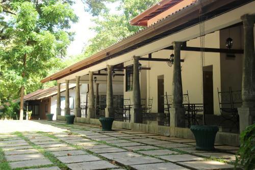 Hostal Dambulu Oya Family Park