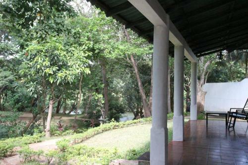 Hostal Dambulu Oya Family Park