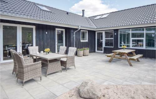 Five-bedroom Holiday Home In Blavand
