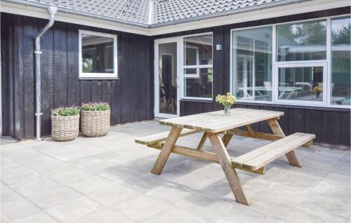 Five-bedroom Holiday Home In Blavand