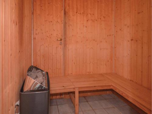 Six-bedroom Holiday Home In Blavand