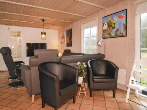 Six-bedroom Holiday Home In Blavand