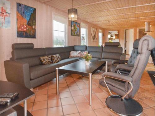 Six-bedroom Holiday Home In Blavand