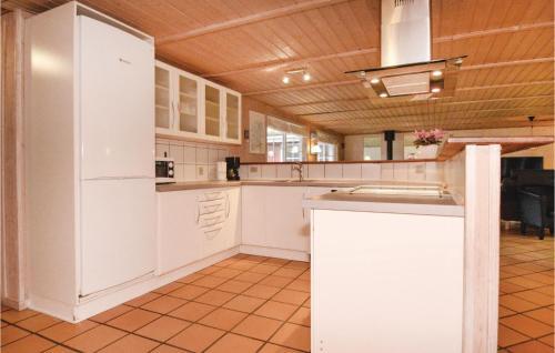 Six-bedroom Holiday Home In Blavand