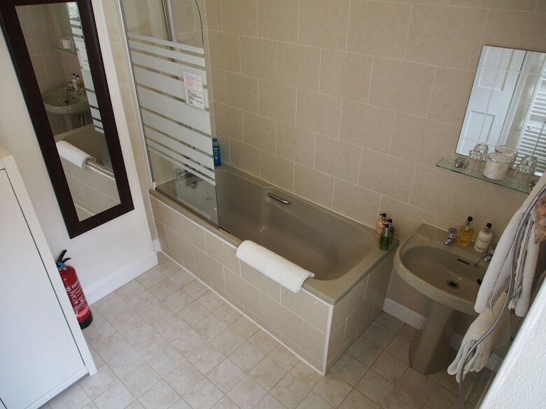 Hostal Montfort Cottage Guest House