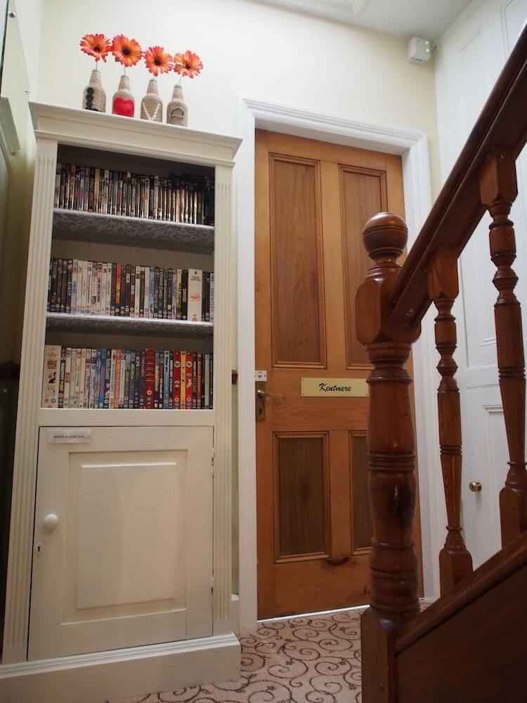 Hostal Montfort Cottage Guest House