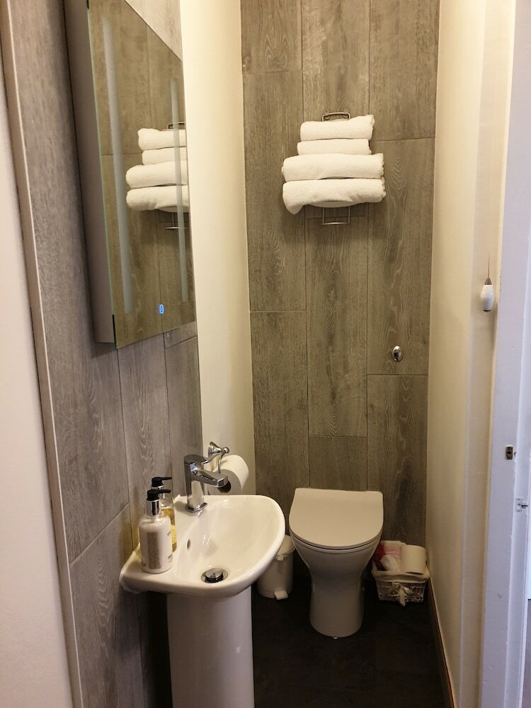 Hostal Montfort Cottage Guest House