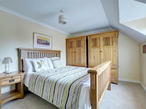 Modern Holiday Home In Pembroke With Garden