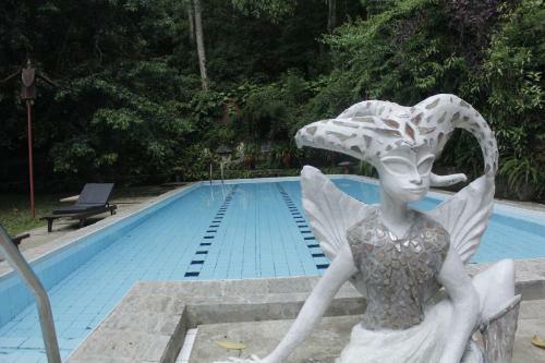 Helga's Folly Hotel (chalet Hotel Ltd)