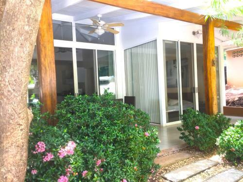 The Breeze Hotel & Villas