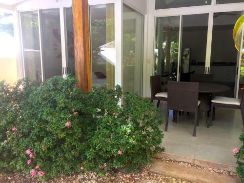 The Breeze Hotel & Villas
