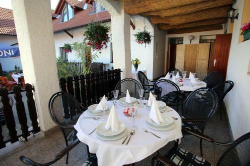 Posada Restaurant Penzion U Buchlovskeho Zamku