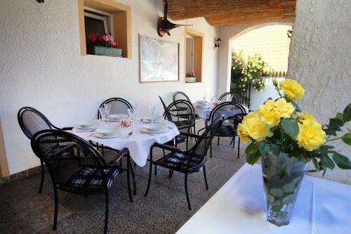 Posada Restaurant Penzion U Buchlovskeho Zamku