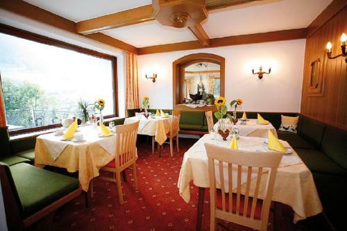Hostal Hotel Garni Haus Sonnblick