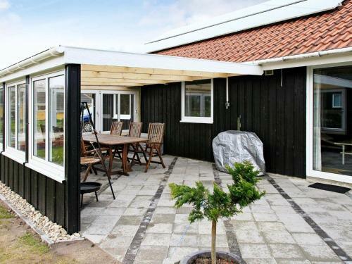 Three-bedroom Holiday Home In Oksb�l 44