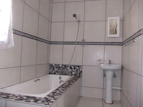 Hostal All Are Welcome Guest House