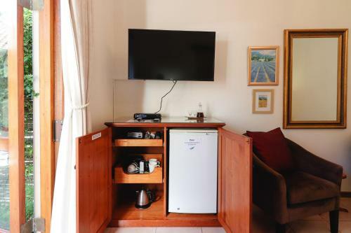 Hostal A Tuscan Villa Guest House