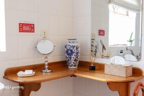 Hostal A Tuscan Villa Guest House