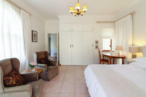 Hostal A Tuscan Villa Guest House