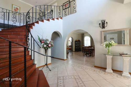 Hostal A Tuscan Villa Guest House