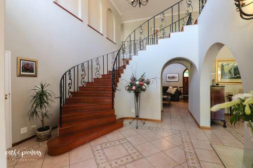 Hostal A Tuscan Villa Guest House