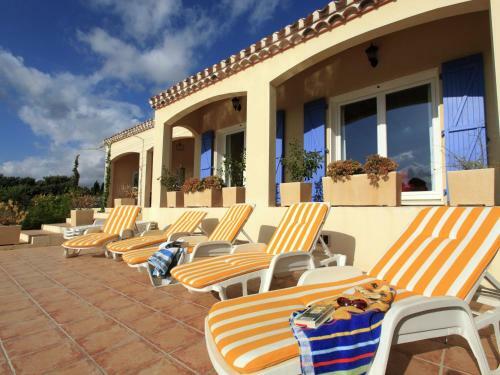 Charming Villa In Escales With Jacuzzi