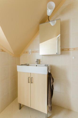 Kenese Gy�ngye Apartmanh�z