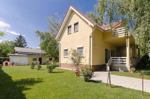 Kenese Gy�ngye Apartmanh�z