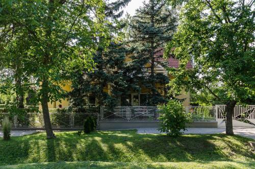 Kenese Gy�ngye Apartmanh�z