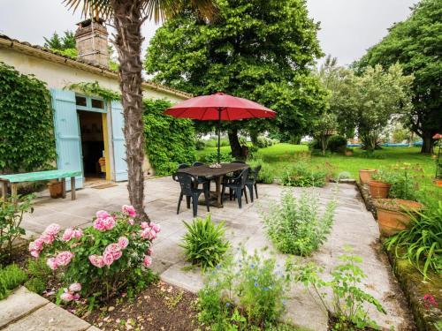 Upscale Mansion In Neuffons With Swimming Pool And Garden