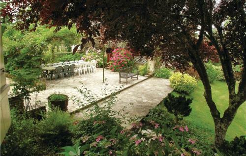 Thirteen-bedroom Holiday Home In St. Medard de Mussidan