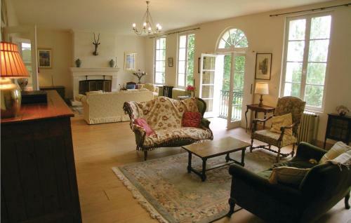 Thirteen-bedroom Holiday Home In St. Medard de Mussidan