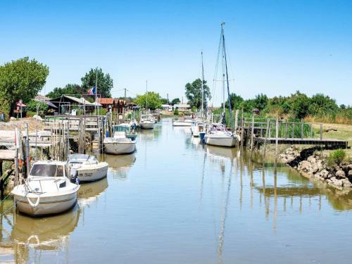 Holiday Home Ludovic Trarieux (svv120)