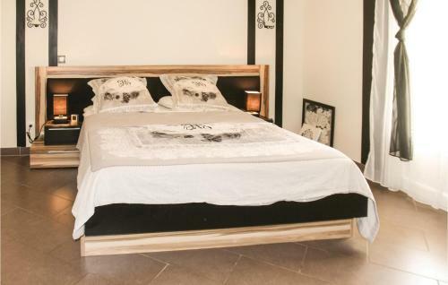 Five-bedroom Holiday Home In Sorgues