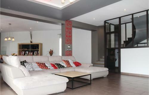 Five-bedroom Holiday Home In Sorgues