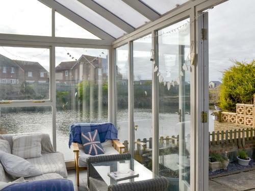 Water's Edge Holiday Home