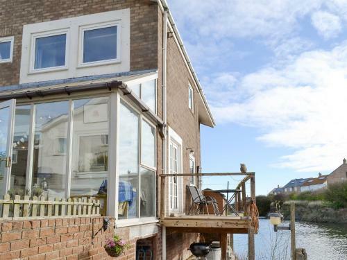 Water's Edge Holiday Home
