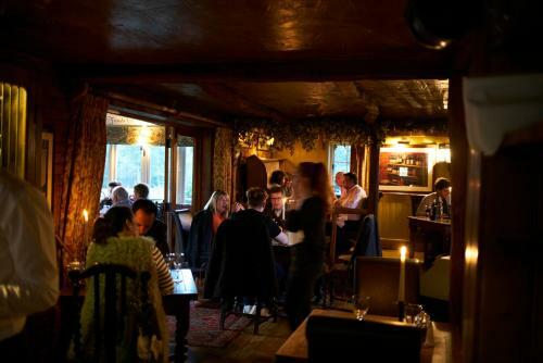 Posada The Three Chimneys Country Pub