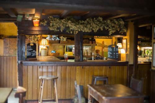 Posada The Three Chimneys Country Pub