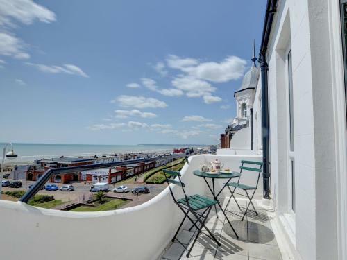 Panoramic Apartment In Bexhill Kent With Balcony