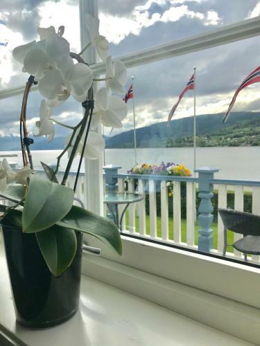 Hotel Eidsv�g Fjordhotell