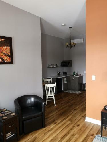 Apartamento Canalside Restaurant, Inn & Kitchen Store