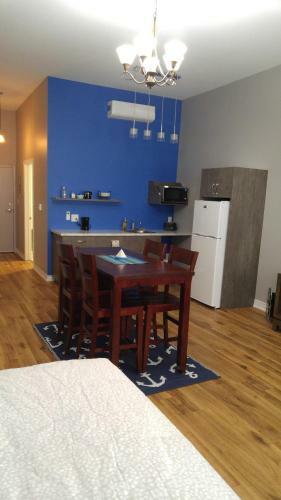 Apartamento Canalside Restaurant, Inn & Kitchen Store