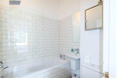 Bright & Stylish 2 Bed 1st Floor Apartment