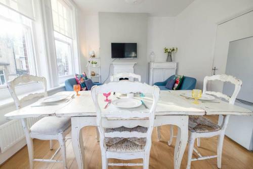 Bright & Stylish 2 Bed 1st Floor Apartment