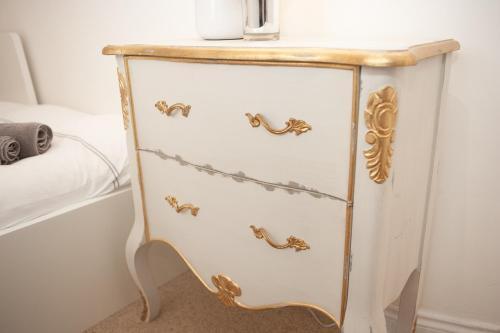 2 Bedroom Apartment In Prime Clifton Location