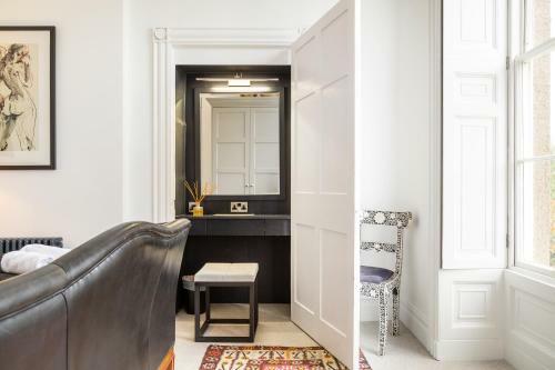 Luxurious Royal York Crescent Apartment